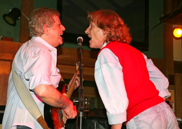 Maluly e Vermelho cantando juntos